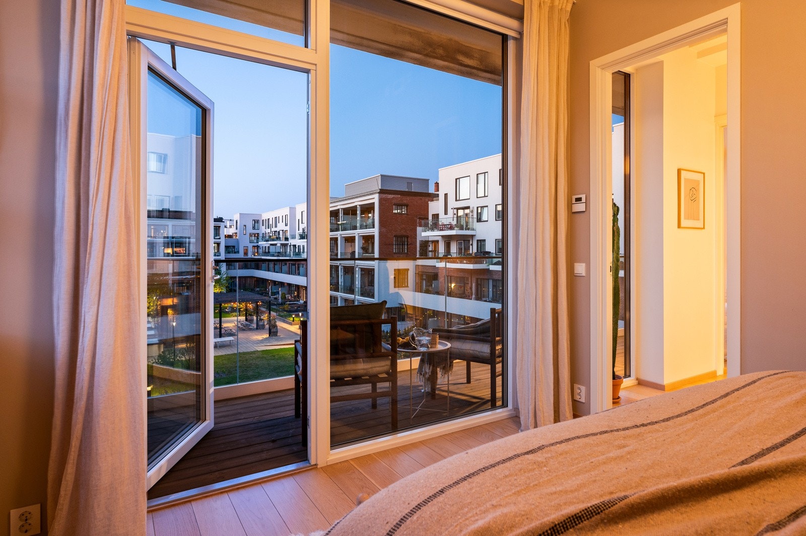 Direkte utgang fra soverommet til hyggelig balkong. Galleribilde