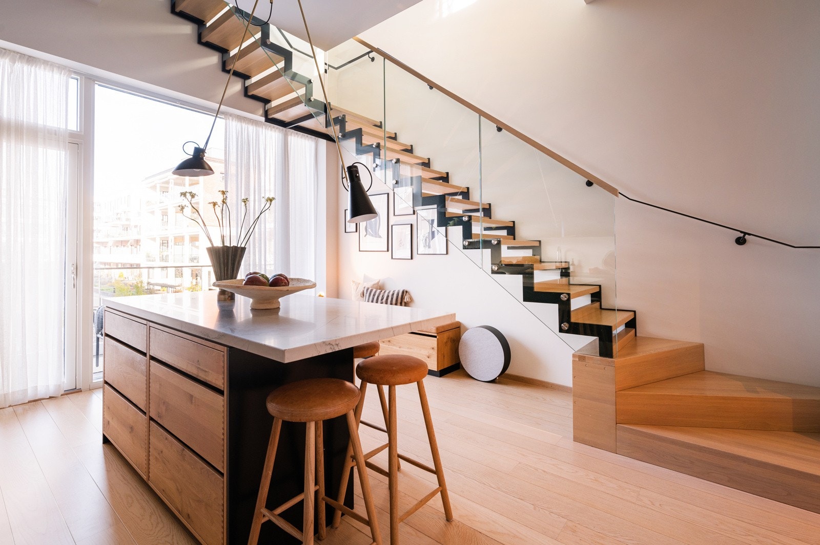 Midt i rommet finner du en lekker kjøkkenøy i rustikk eik med marmorinspirert benkeplate. Galleribilde