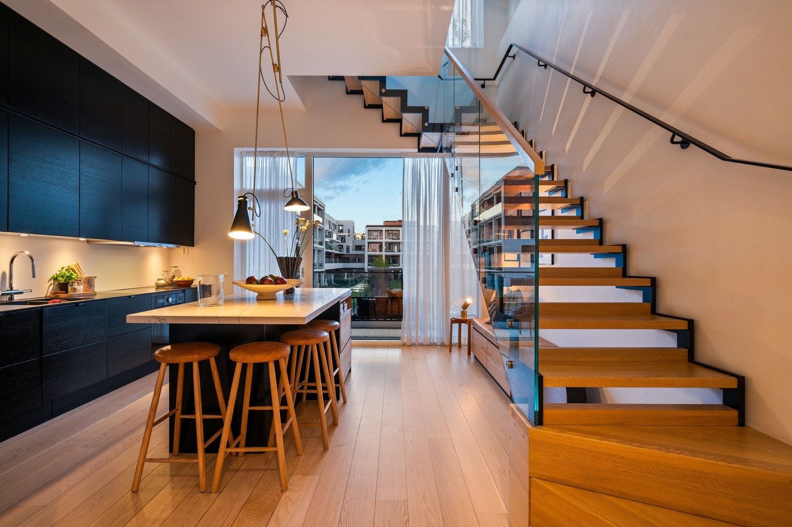 Kjøkkenøyen er praktisk utstyrt med skuffer i samme rustikke eik som øvrige møbler, noe som gir en gjennomgående stil. Galleribilde