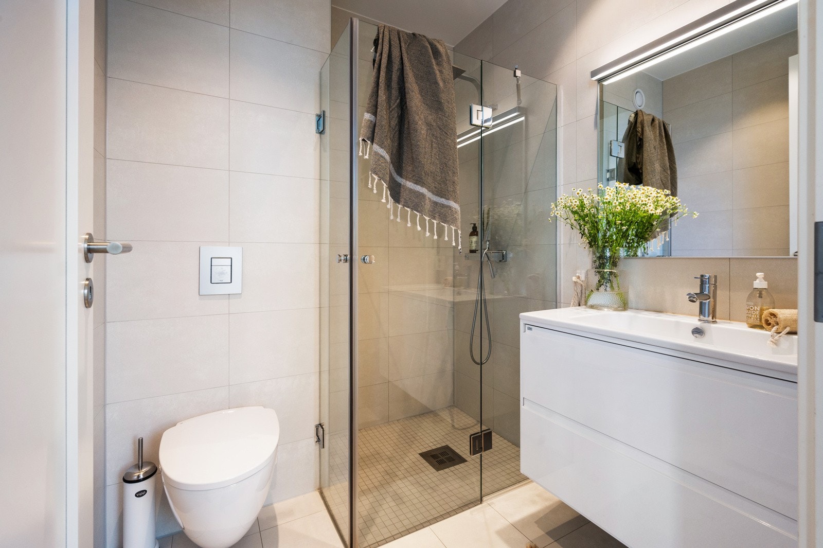 Moderne og innbydende bad, med elegante fliser på gulv og vegger - vannbåren gulvvarme. Galleribilde