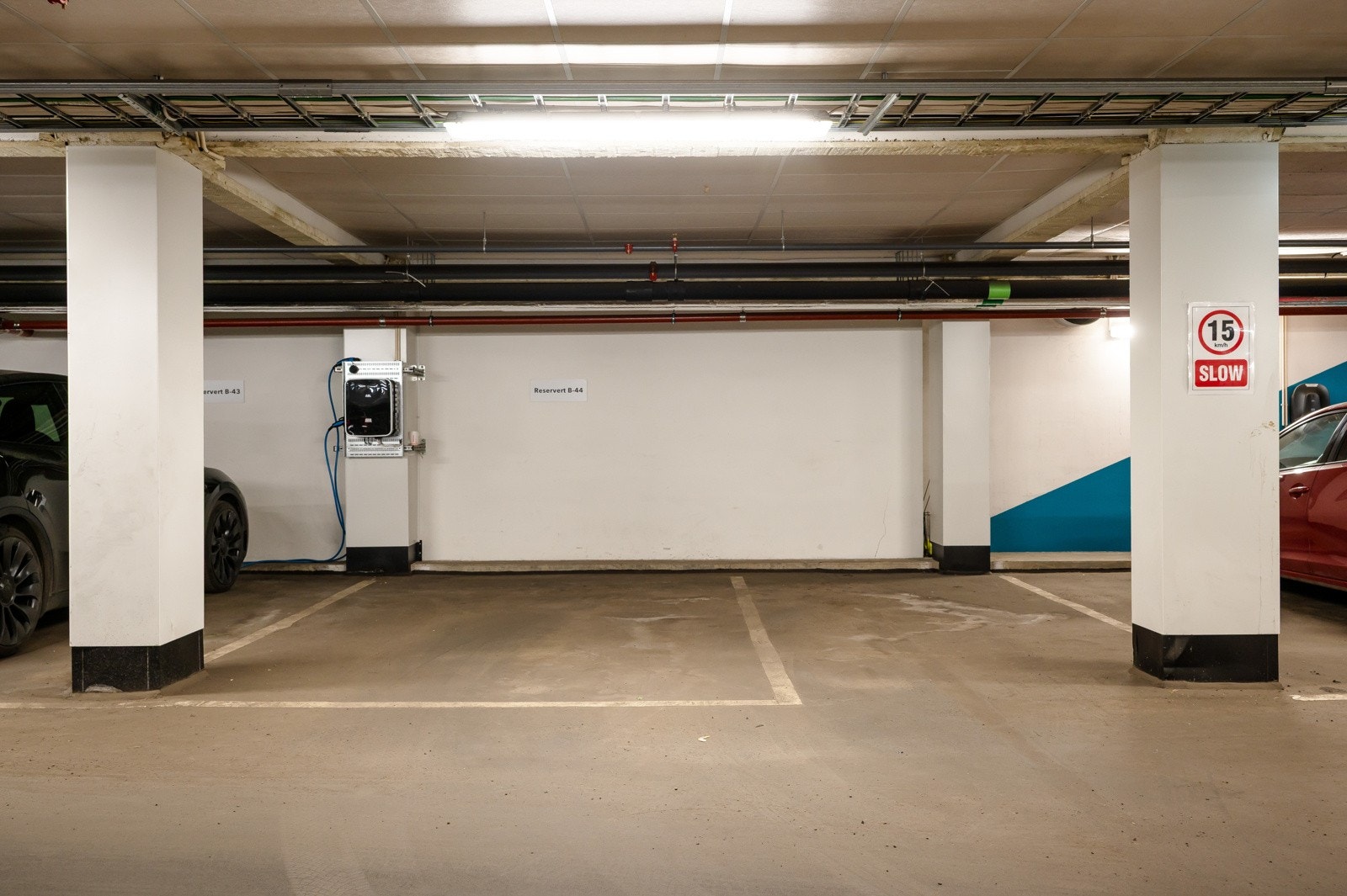 Seksjonen har en tilhørende parkeringsplass, med el-bil lader, i felles avlåst parkeringsanlegg. Galleribilde