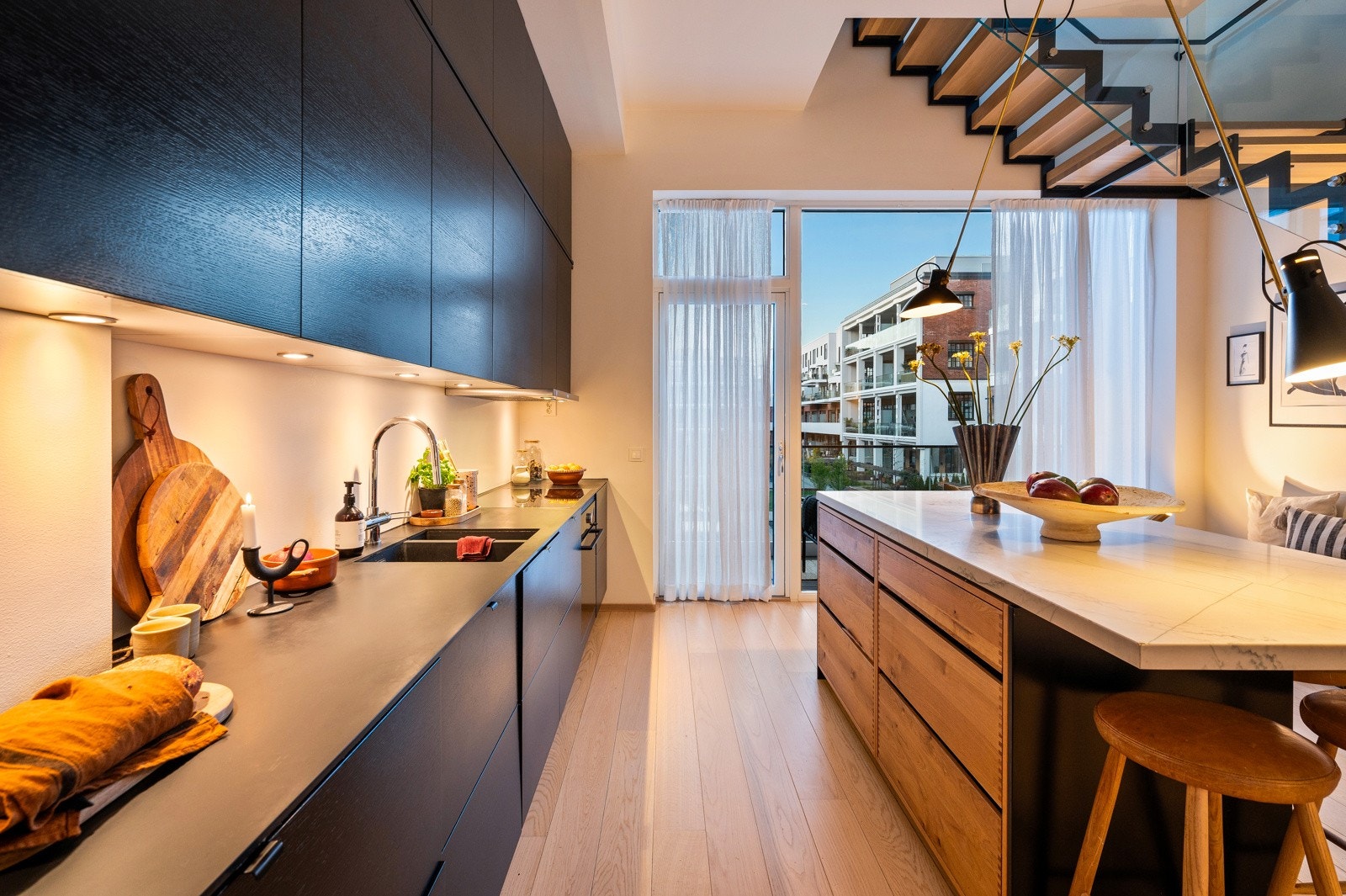 Kjøkken med god benke- og skapplass. Galleribilde