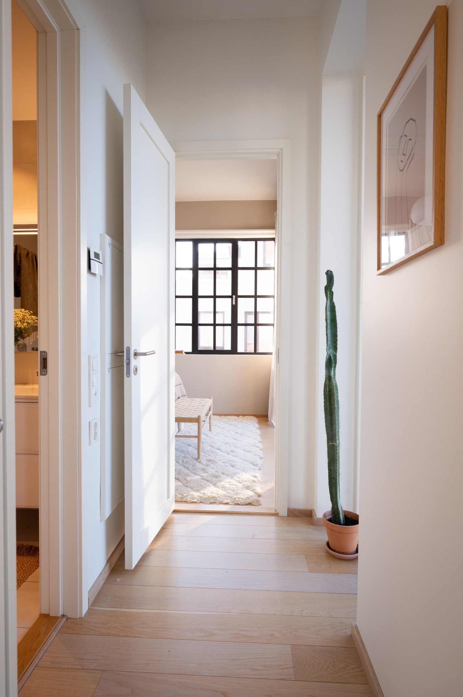 Gang som tar deg inn til soverom og bad. Galleribilde