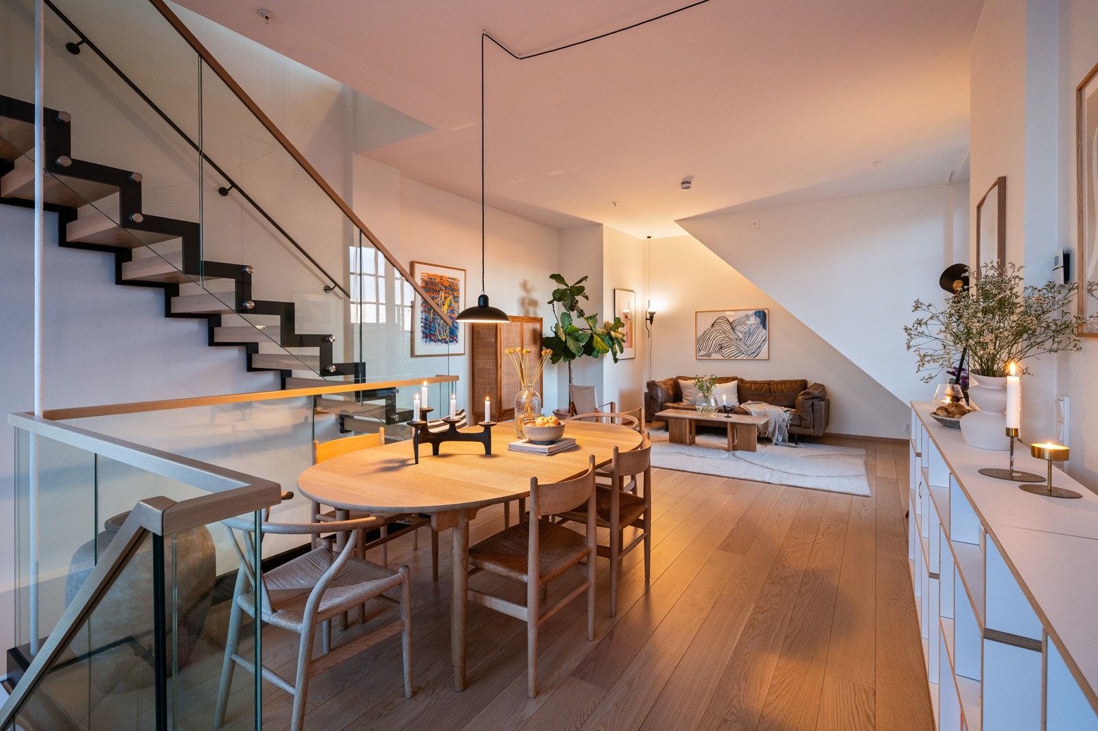 Takhøyden gir en behagelig og luftig atmosfære. Galleribilde