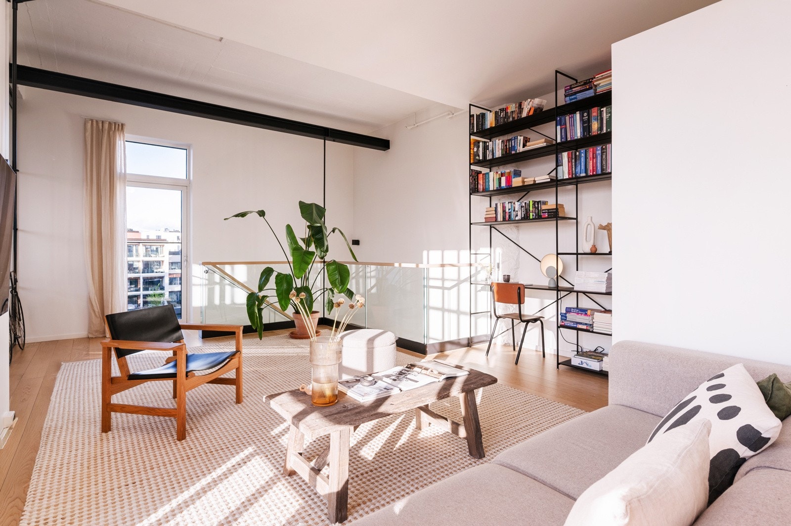 De store vindusflatene slipper inn rikelig med naturlig lys, som harmonerer med den lyse og luftige estetikken i rommet. Galleribilde