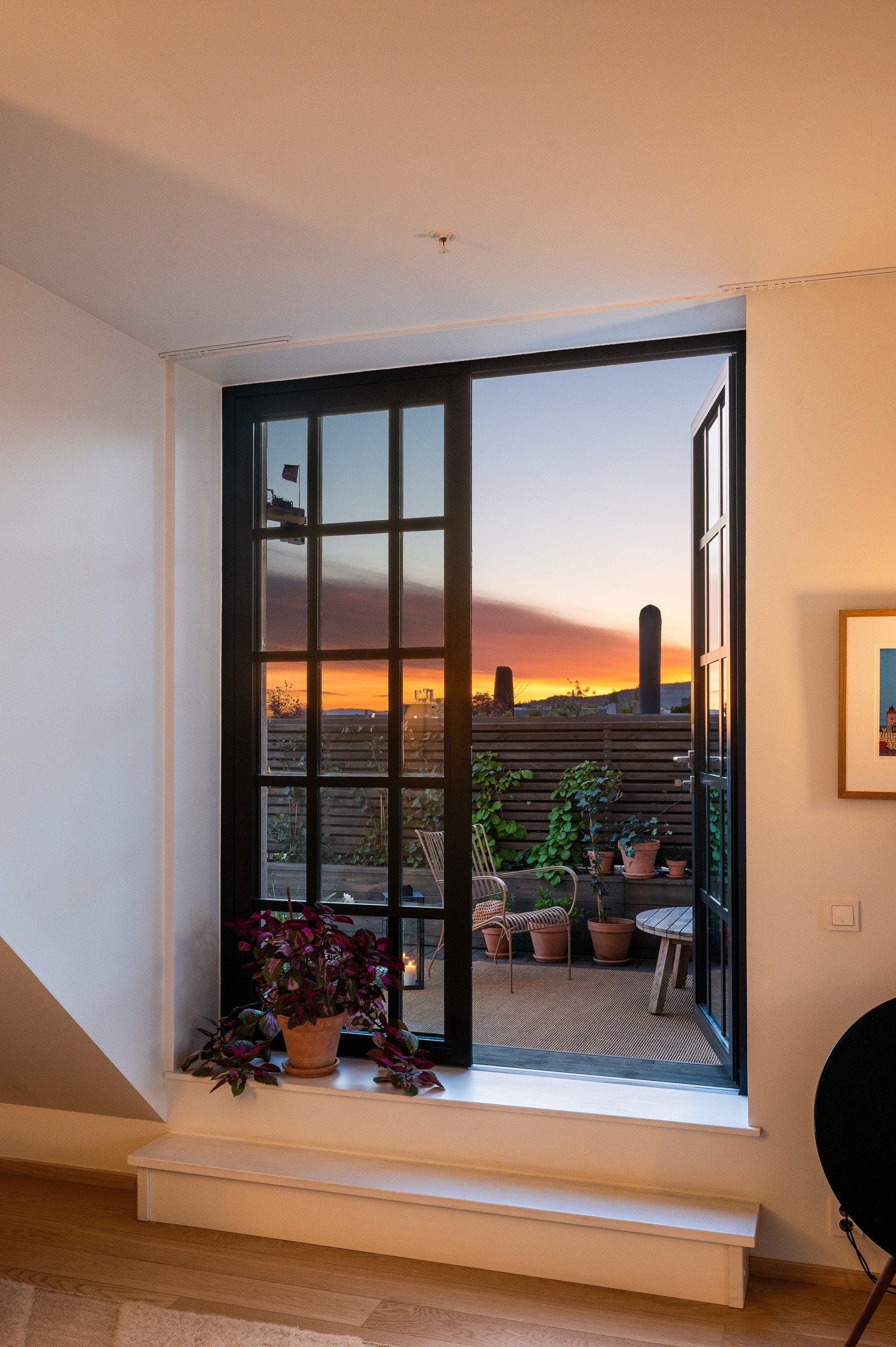 Stuen har adkomst til to fantastiske uteområder som gjør etasjen spesielt attraktiv. Galleribilde