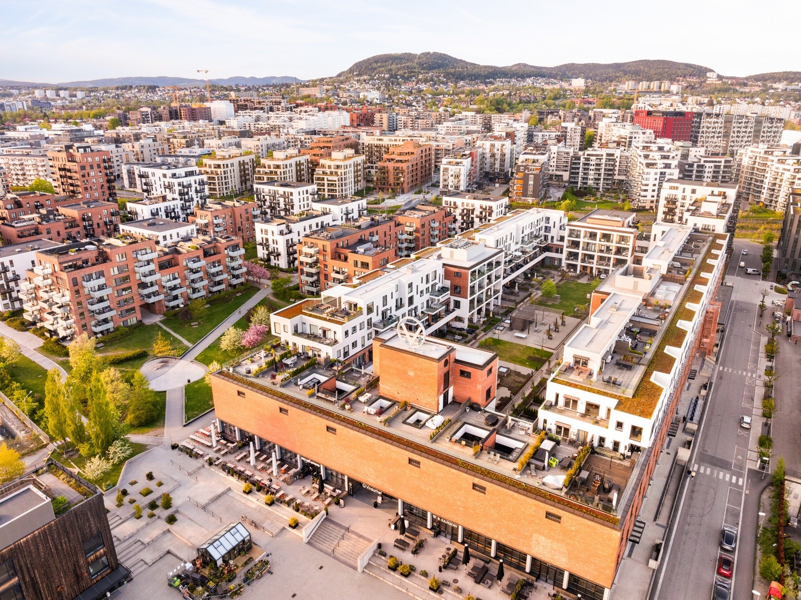 Området har et bredt spekter av fasiliteter. Dagligvarebutikker, treningssentre, kjøpesentre og rekreasjonsområder er lett tilgjengelige. Galleribilde
