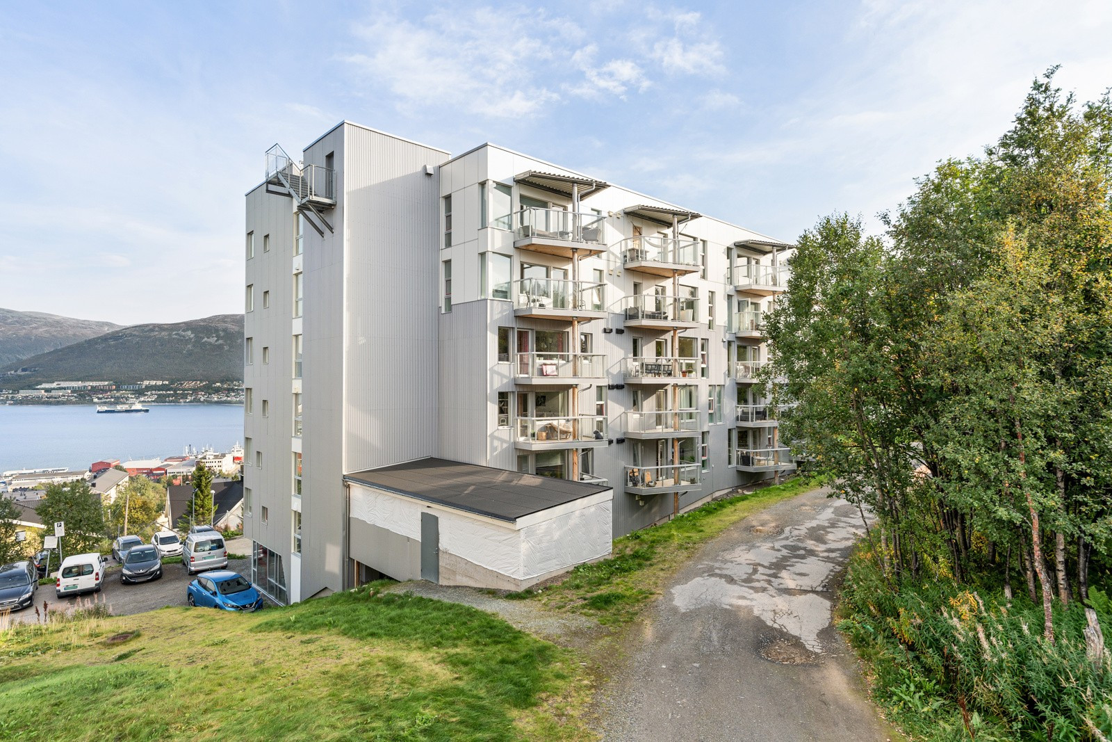 Leiligheten har utmerket intern beliggenhet i nest øverste etasje. Utenfor er det stille og rolig friområde.