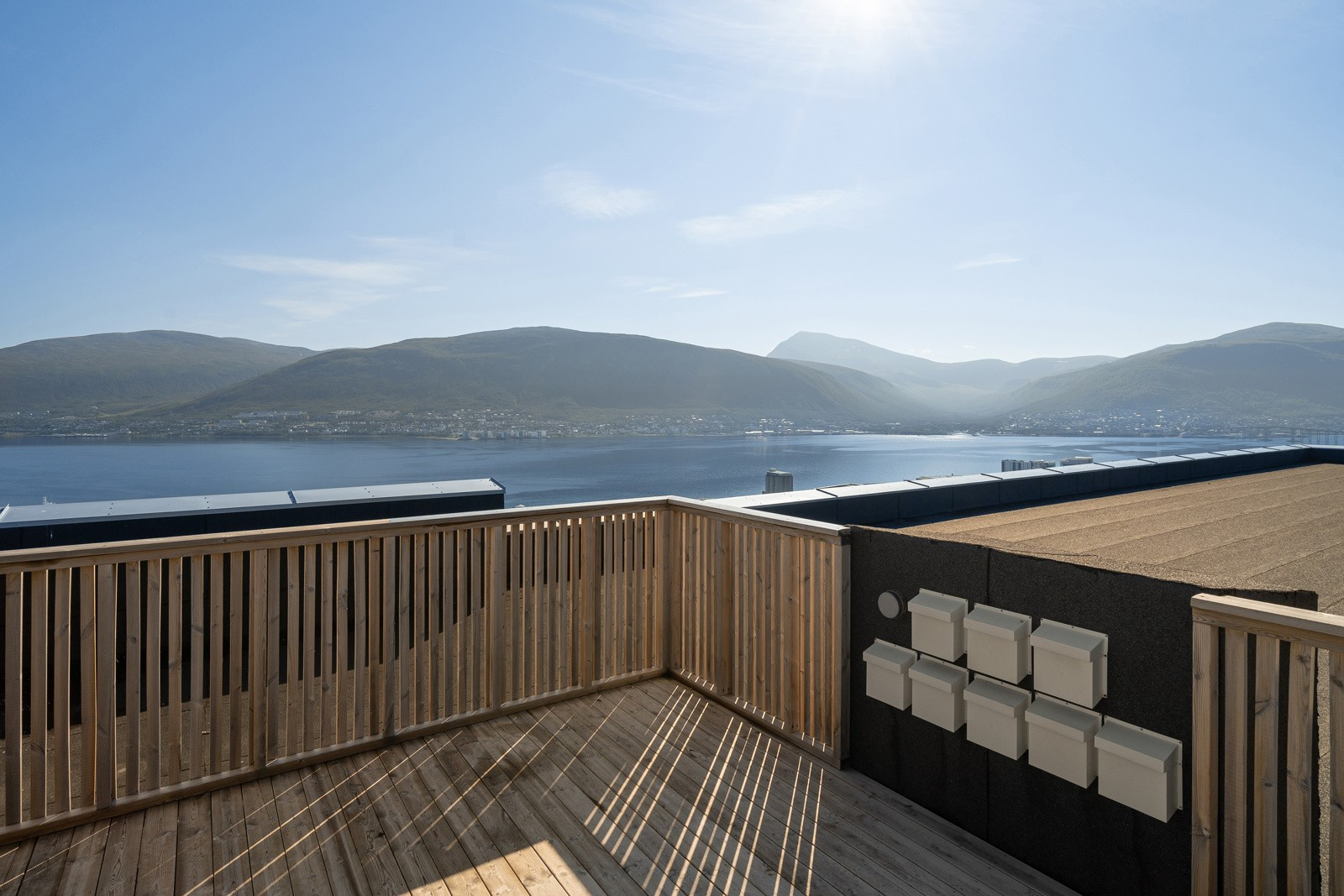 Takterrassen byr på fantastiske sol- og utsiktsforhold.