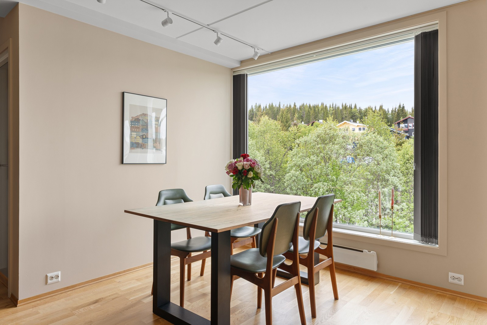 Spisebordet har sin naturlige plass mellom stue og kjøkken.