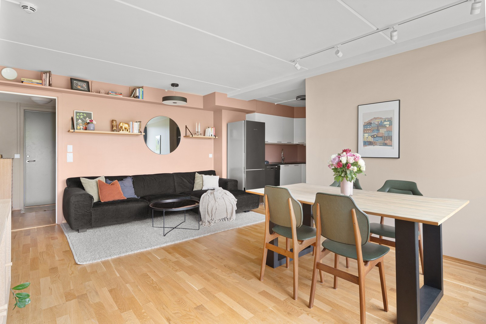 Møbleringsvennlig stue med god plass for stor sofagruppe og spisebord.