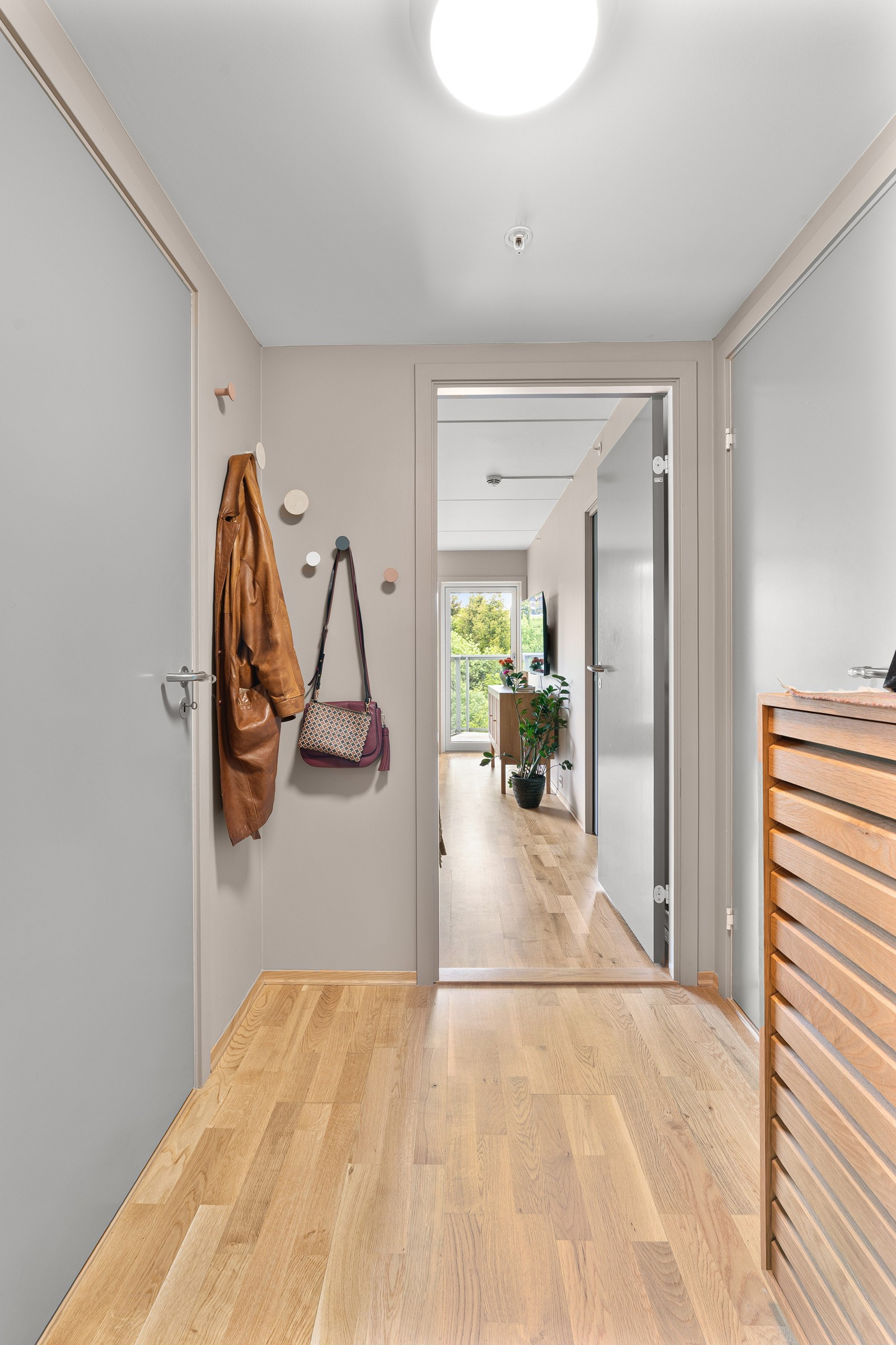 Velkommen inn! Entrè med muligheter for å etablere smarte oppbevaringsløsninger. Bod i tilknyning til entreen.