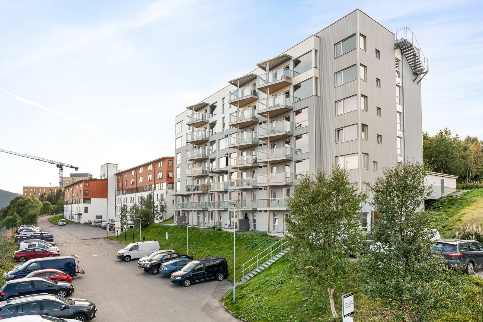 Borettslaget har parkeringsplasser like utenfor. Det medfølger ett parkeringskort for andelen (ingen faste plasser).