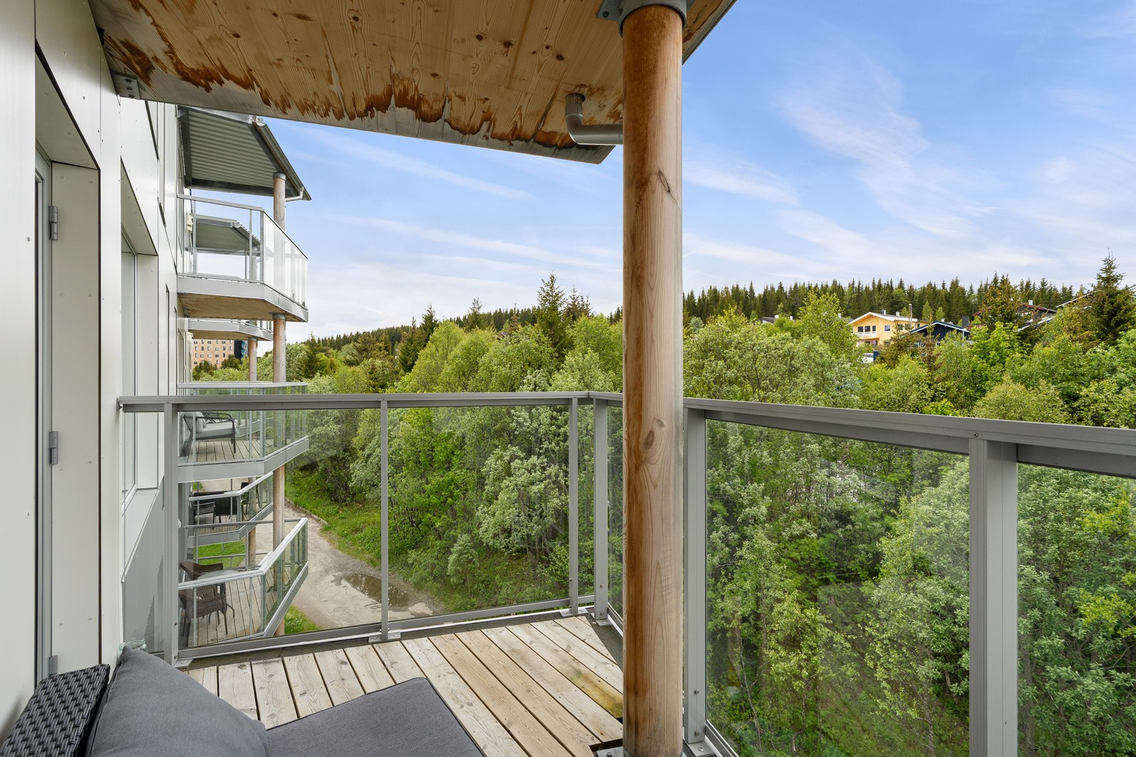 Ut fra stuen har man en vestvendt balkong med overbygg.