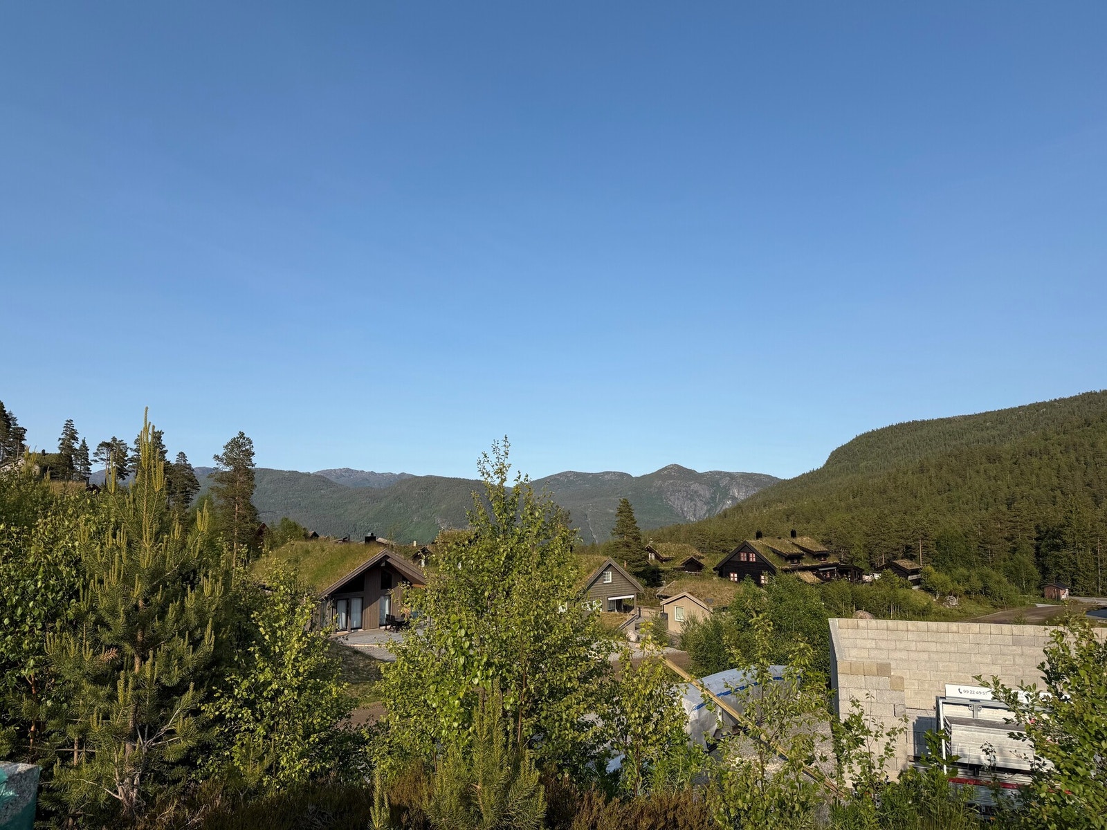 Utsikt fra tomten mot fjellheimen Galleribilde