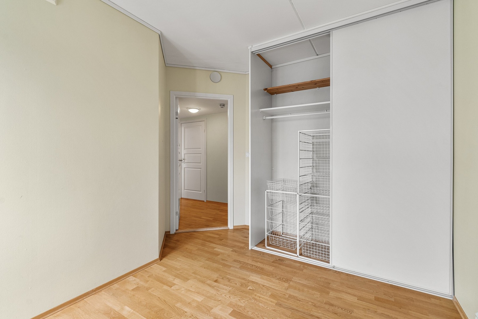 Soverom nr. 1 med med skyvedørsgarderobe Galleribilde