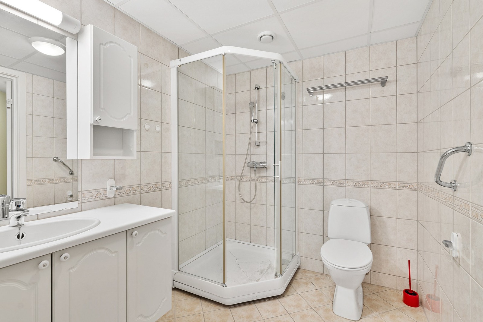 Badet har innredning med nedfelt servant, toalett og dusjvegger/hjørne. Galleribilde
