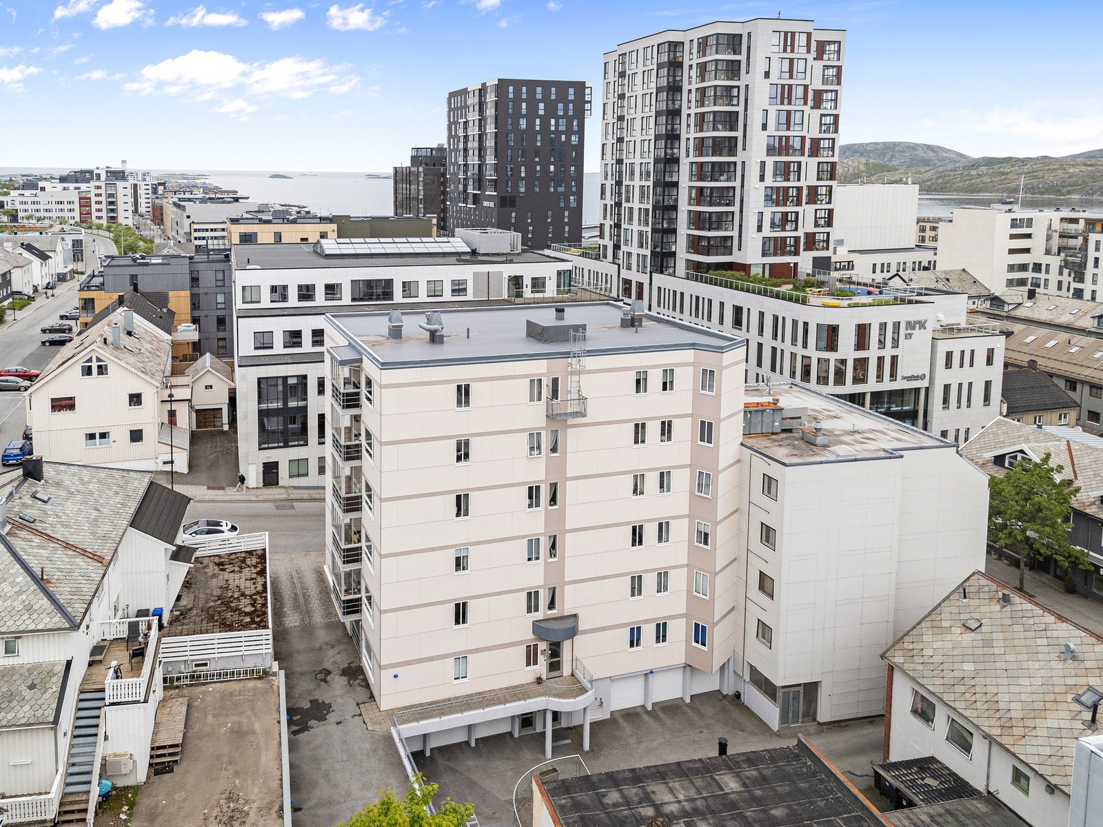 Fasade bakside med med inngangsparti og garasje Galleribilde