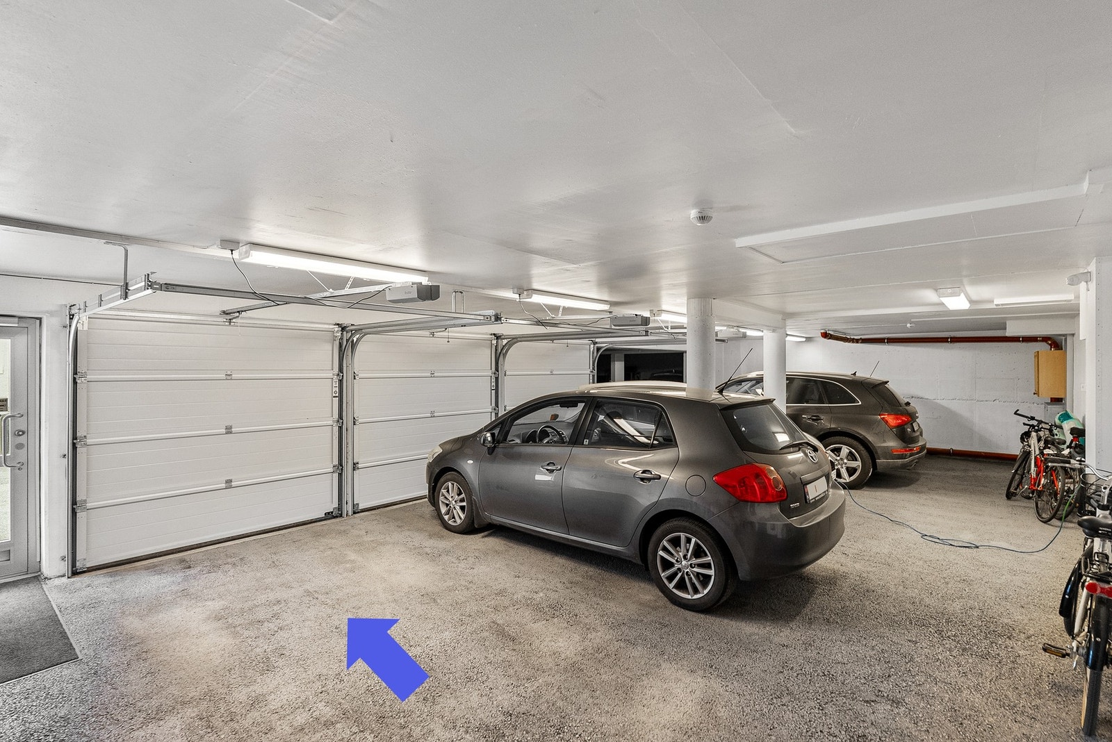Fast garasjeplass, like ved heis Galleribilde