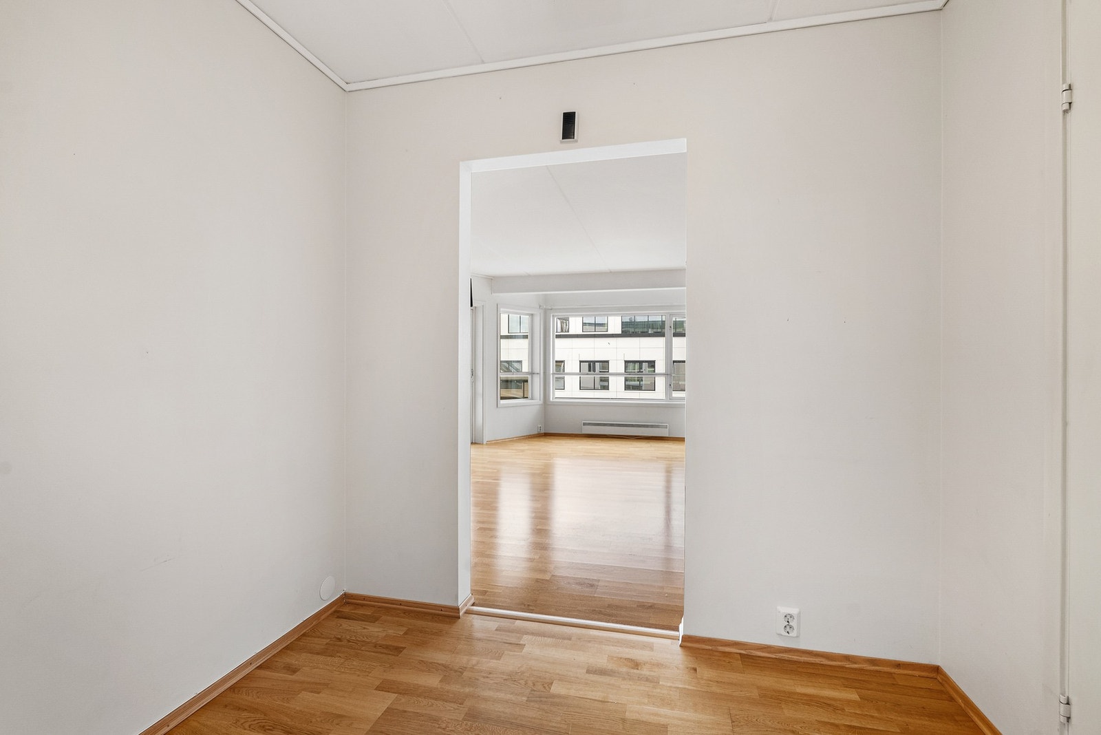 Velkommen inn! - Entré med plass til å etablere garderobeløsning - Her er det adkomst til bod og stue Galleribilde
