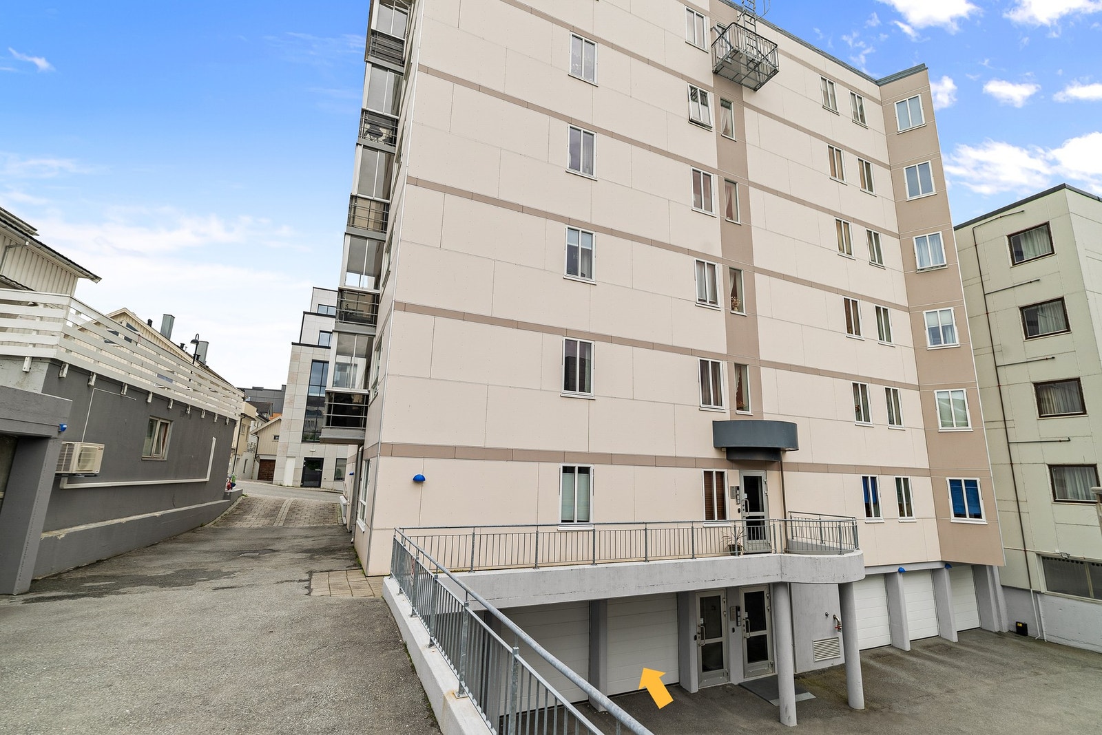 Inngang fra både kjelleretasje med garasje og 1.etg - Heis i bygget Galleribilde