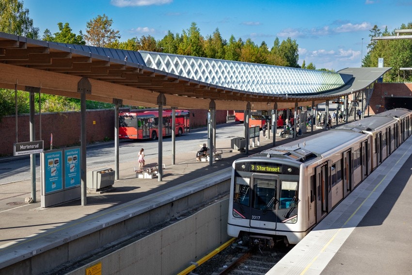God offentlig kommunikasjon via T-bane og buss Galleribilde