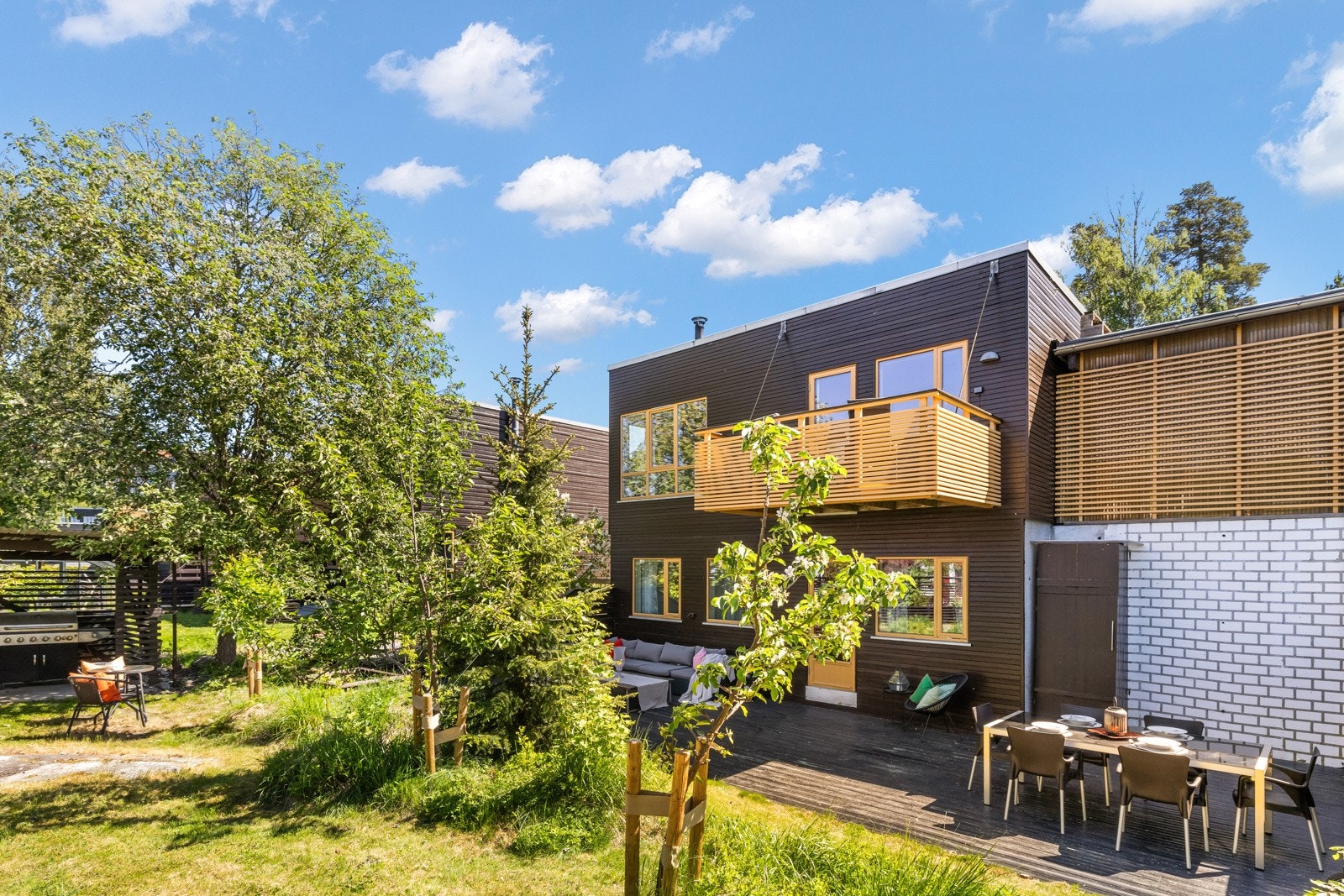 Boligen har en flott beliggenhet nesten innerst i en blindvei i et rolig område på Stenbråten. Galleribilde