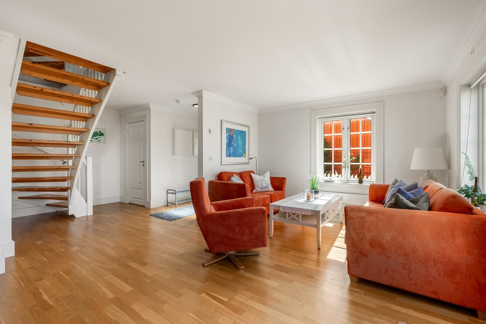 Videre inn i en romslig og luftig stue Galleribilde