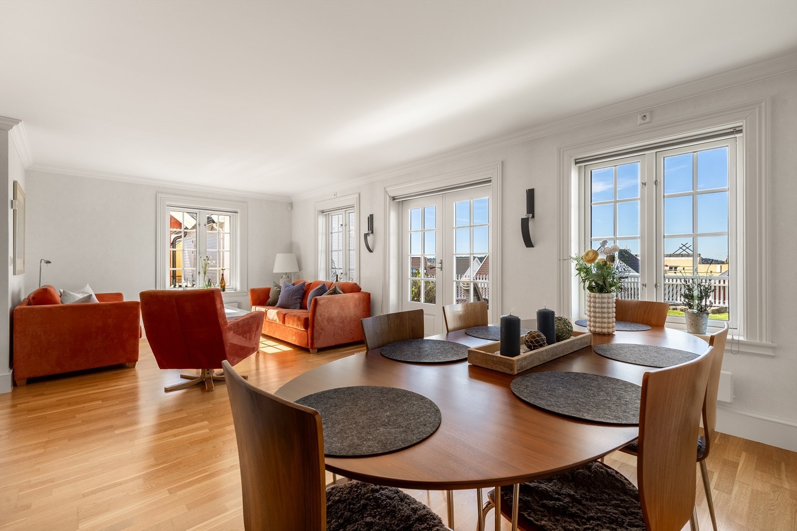 Det er plass til både spisebord og sofagruppe Galleribilde