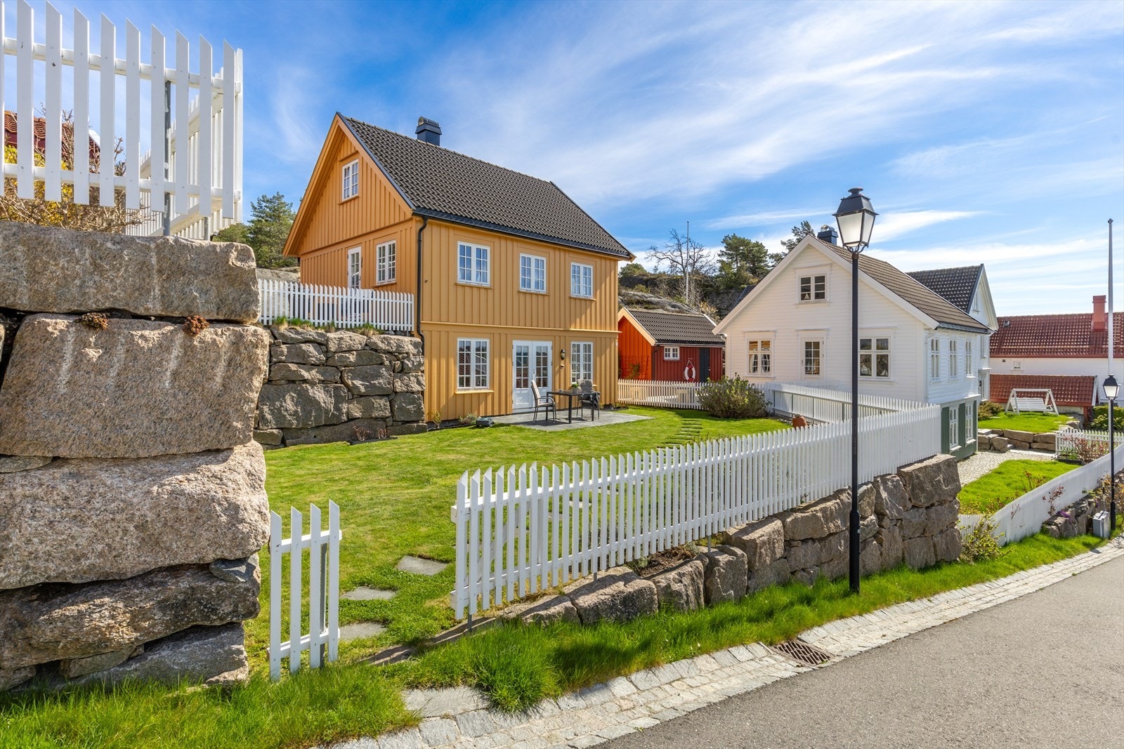 Det er hage både i front av hytta og på baksiden Galleribilde