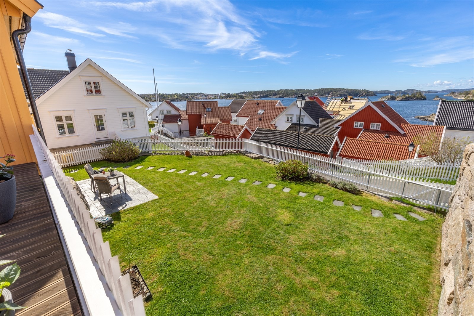 Det er også plass til en hyggelig sittegruppe i hagen Galleribilde