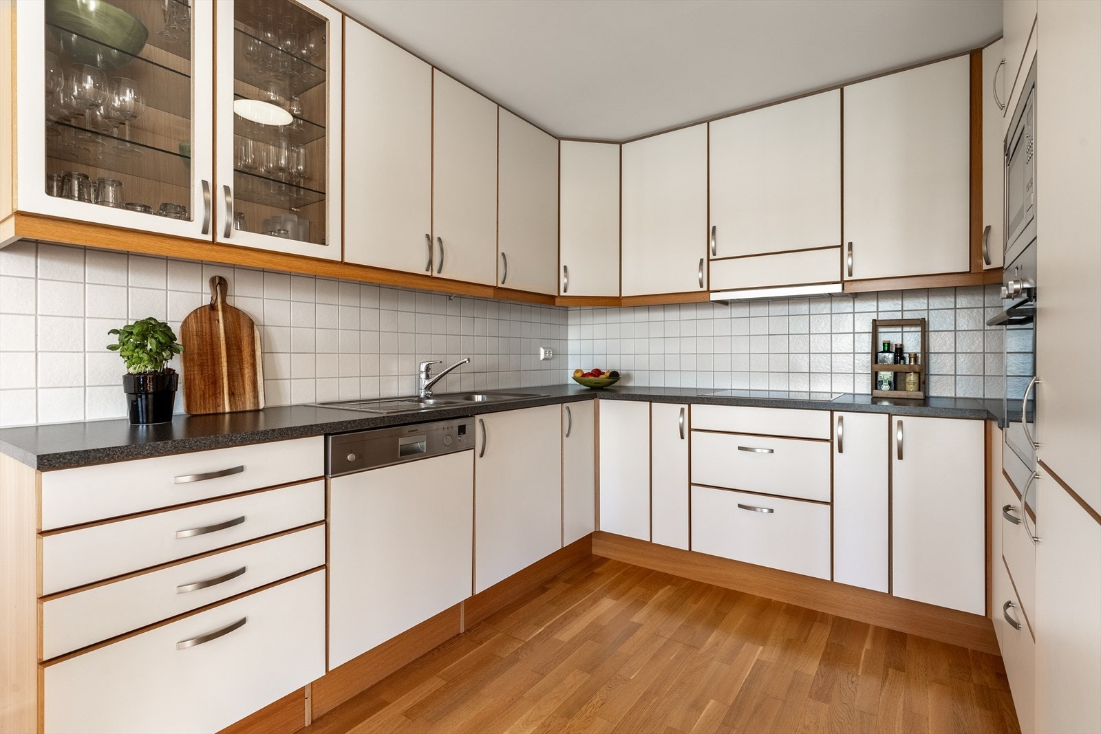 Kjøkken med lyse slette fronter Galleribilde