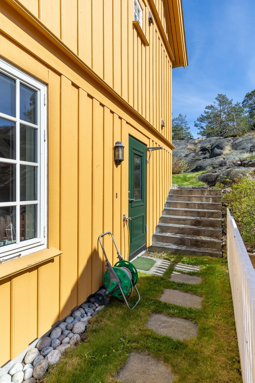 Hellelagt inngangsparti Galleribilde