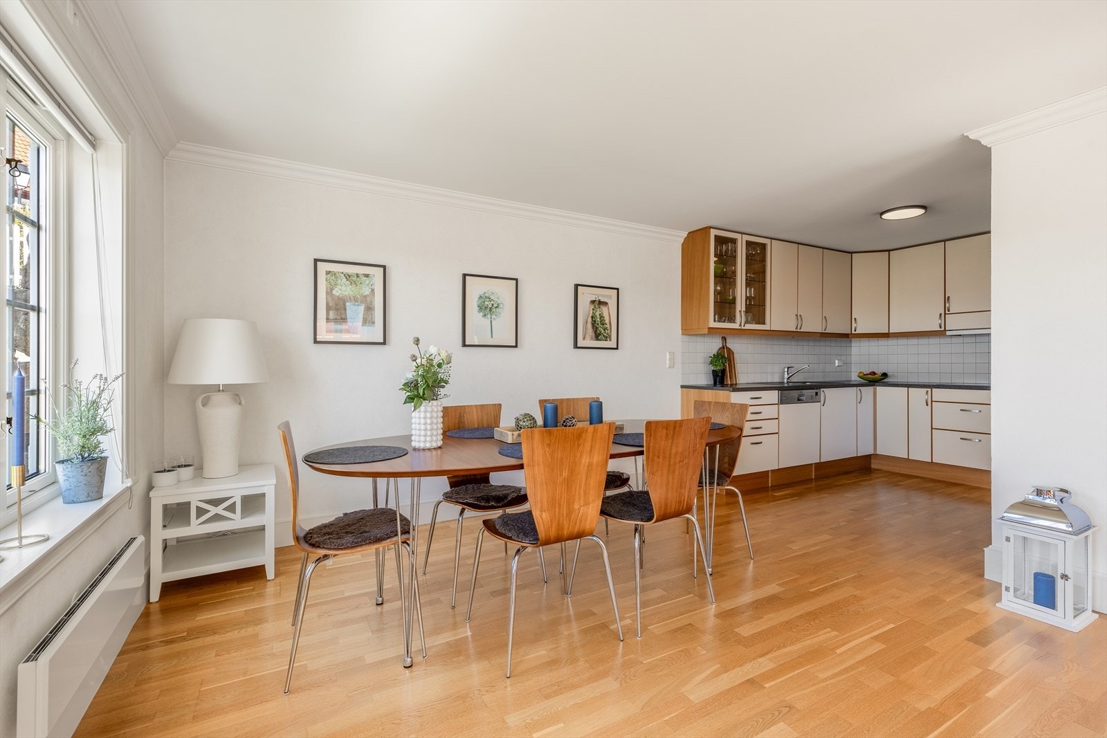 Spisebord har naturlig plass ved kjøkkenet Galleribilde