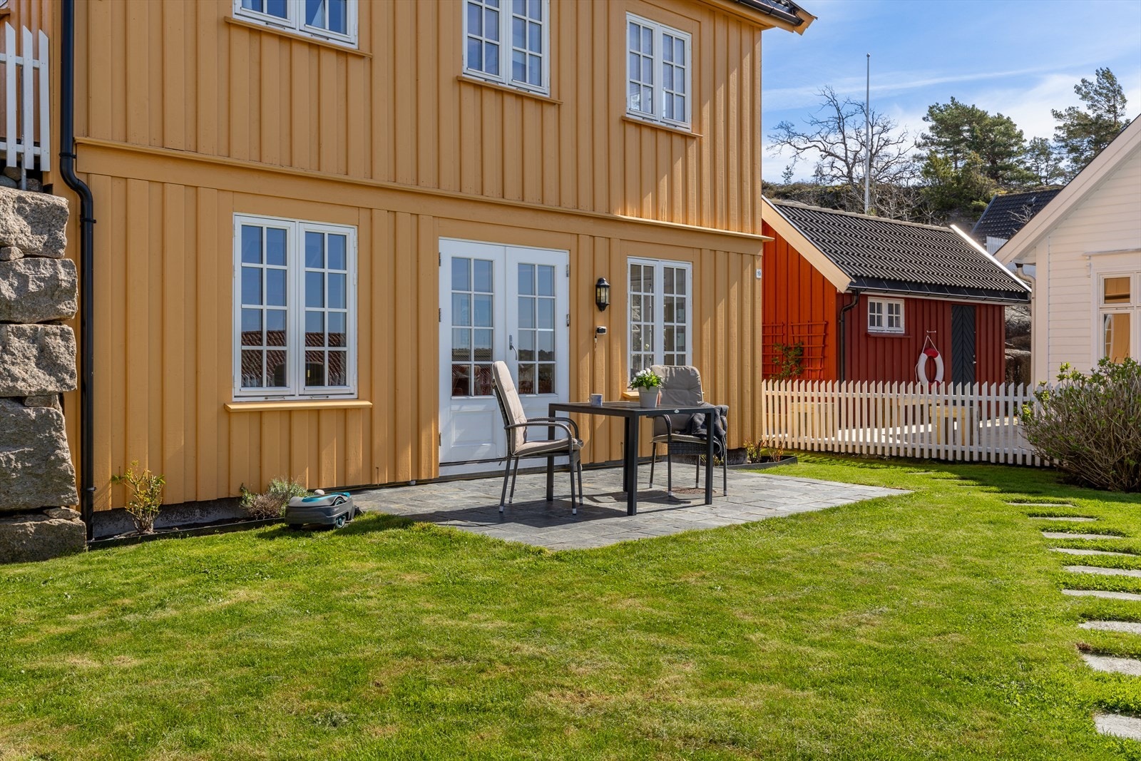 Fra hytta er det få minutters gange til båtplass, parkering, marina og nærbutikk Galleribilde