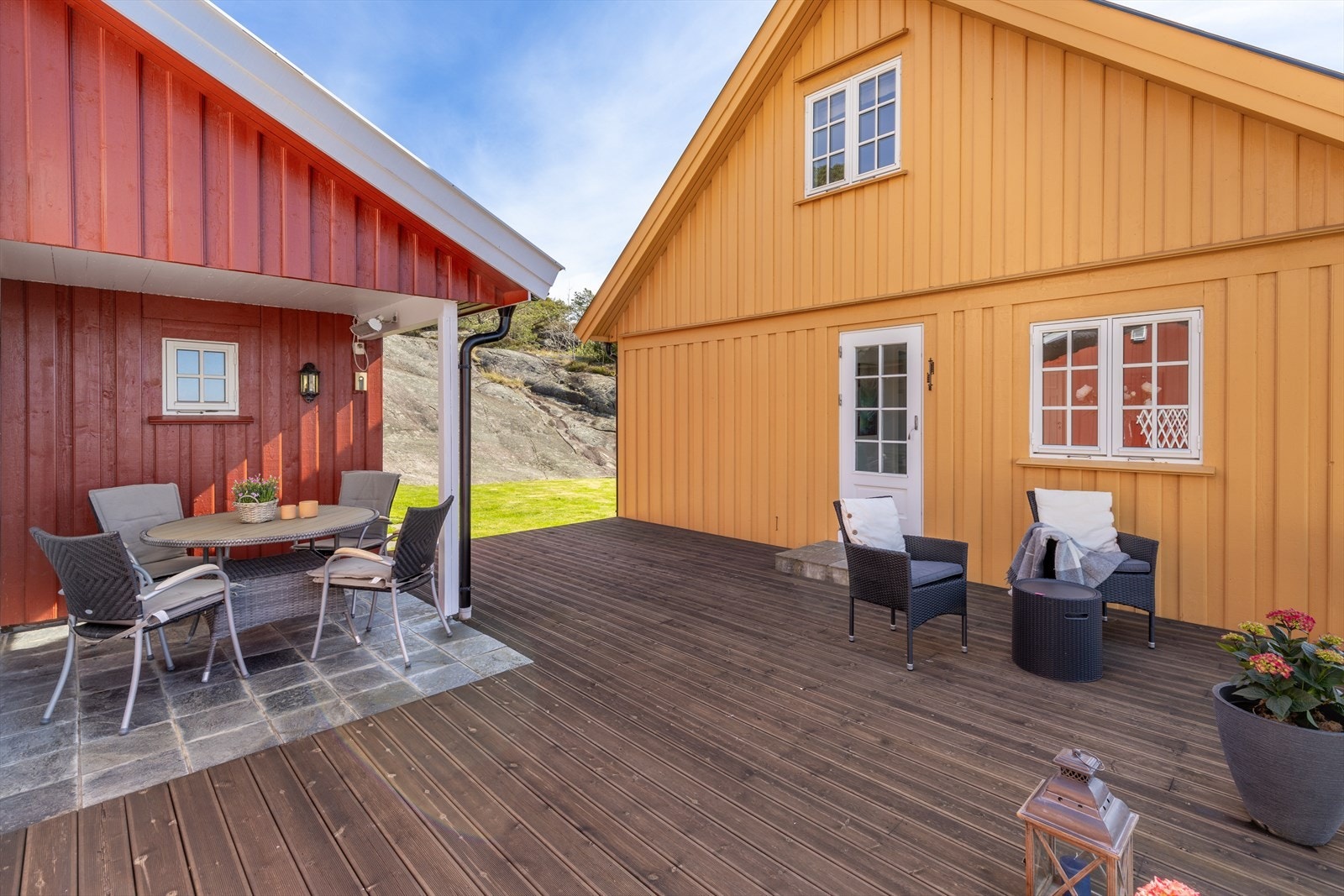 Det er takoverbygg over en av sittegruppene som gjør terrassen bruksvennlig selv på de litt mindre solfylte dagene Galleribilde