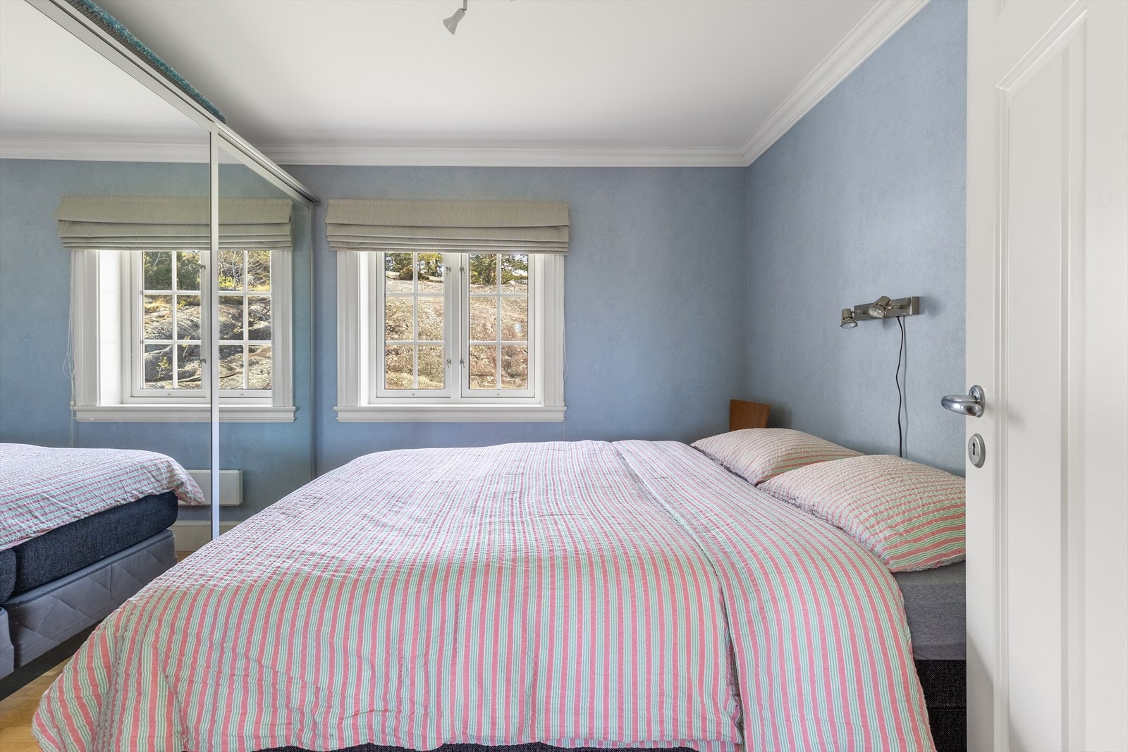 Soverom 2 er av god størrelse og har medfølgende skyvedørsgarderobe Galleribilde