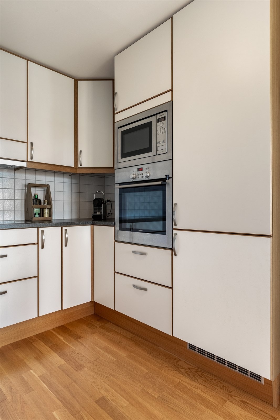 Av integrerte hvitevarer er det kjøl/frys, oppvaskmaskin, komfyr, koketopp og mikrobølgeovn Galleribilde