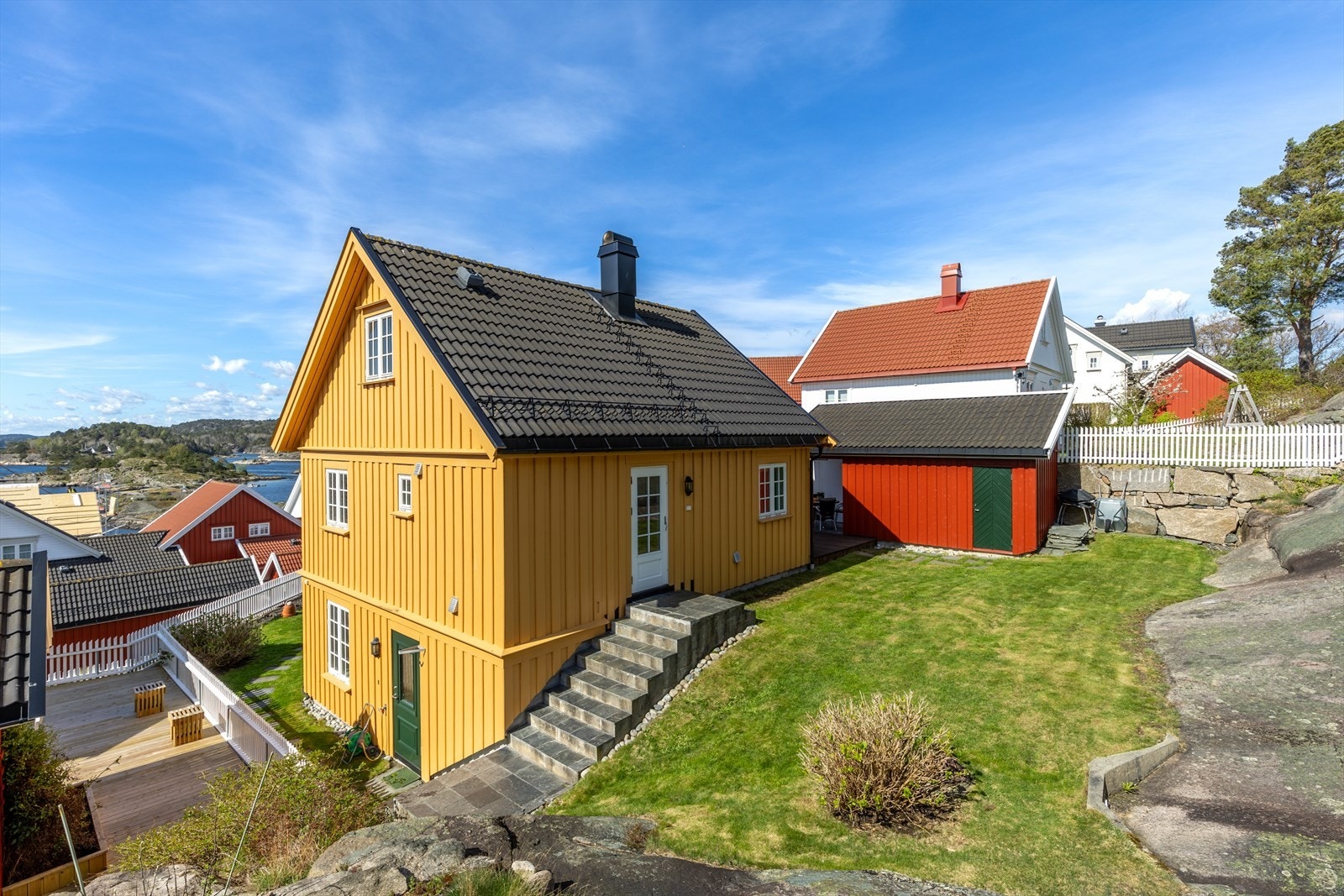 Pent opparbeidet tomt med hage, beplatning og busker Galleribilde