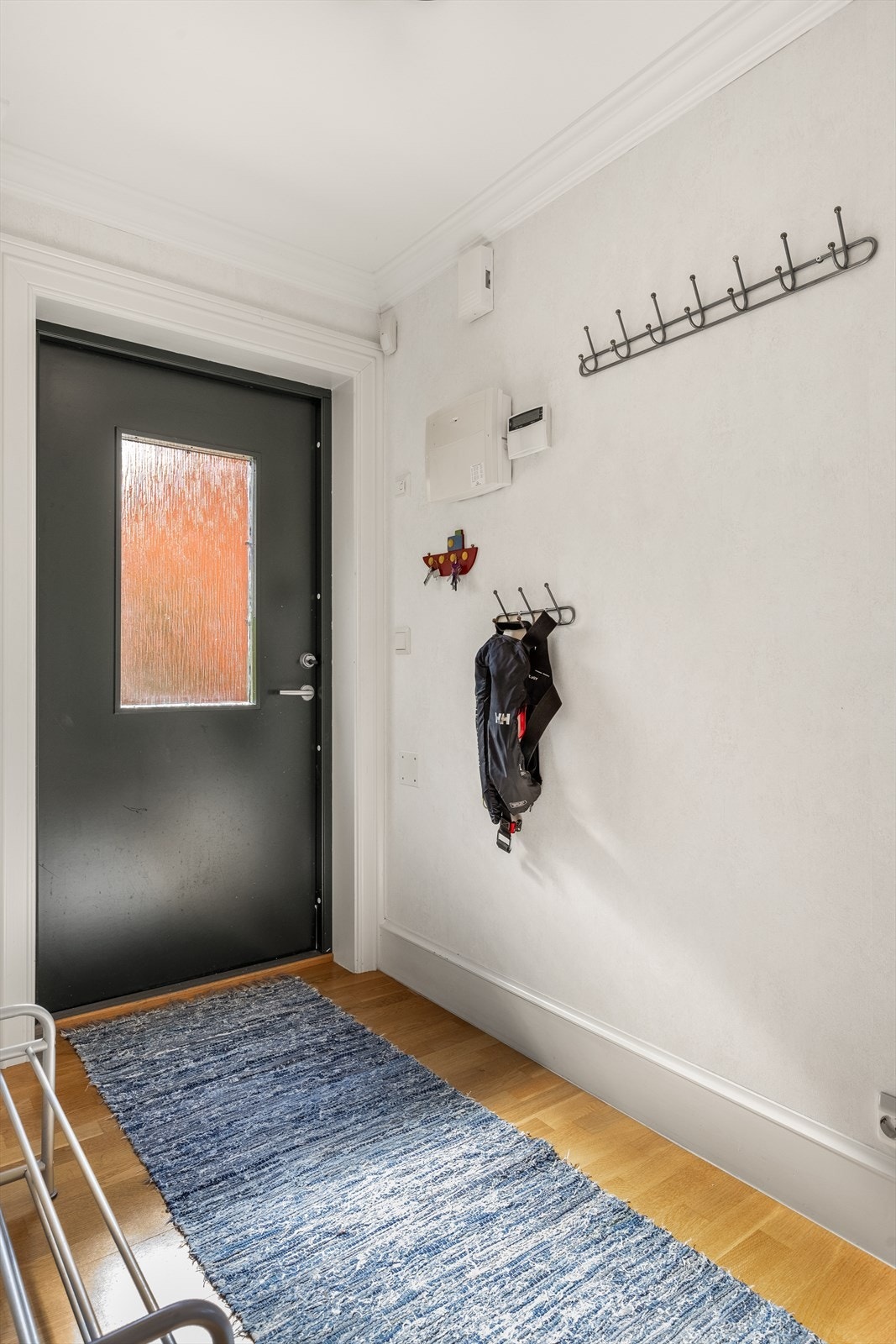 Det er plass til å henge fra seg yttertøy og sette fra seg skoene ved inngangsdøren Galleribilde
