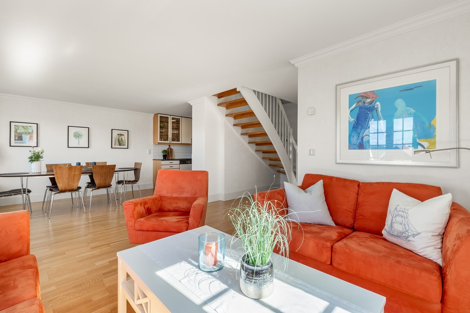 Lysmalte veggflater og parkett på gulv Galleribilde