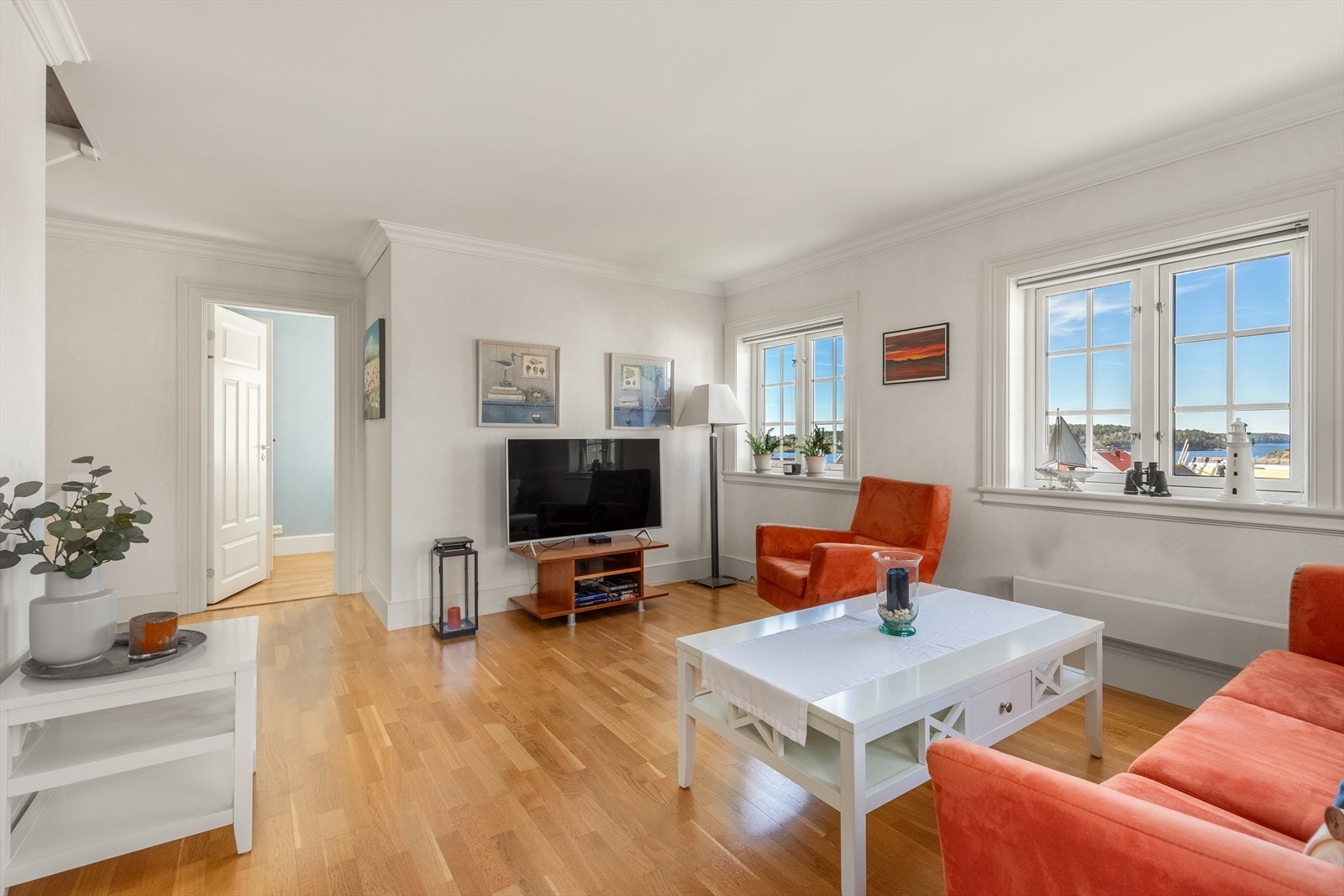 Det er også en hyggelig TV-stue i 2.etasje - herfra er det nydelig sjøutsikt! Galleribilde