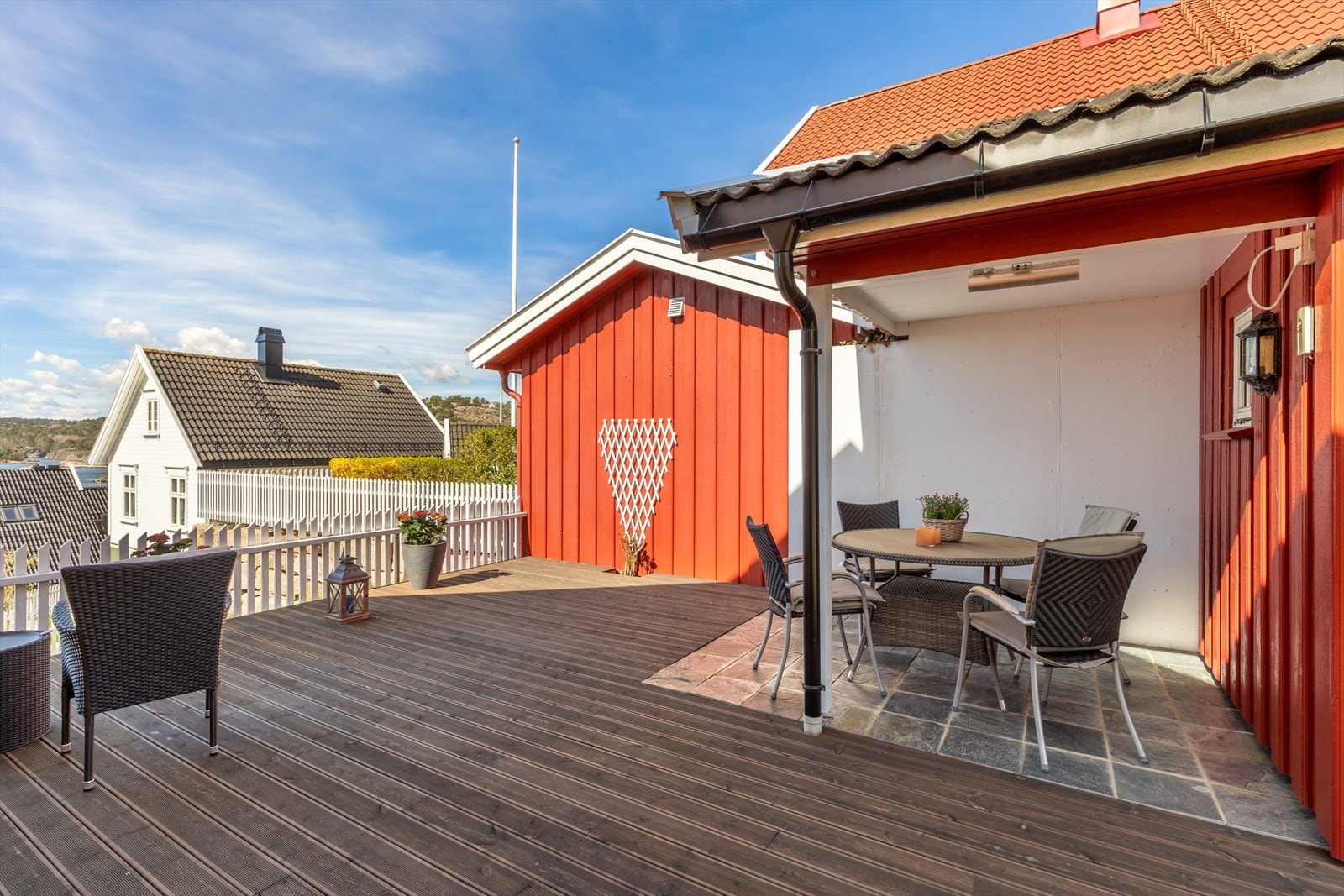 Det er varmelampe og utebelysning ved uteplassen Galleribilde