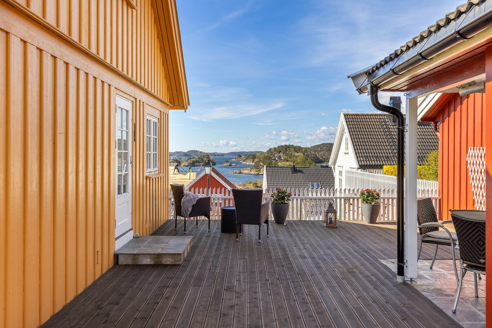 Flott terrasse med plass til flere hyggelige sittegrupper Galleribilde