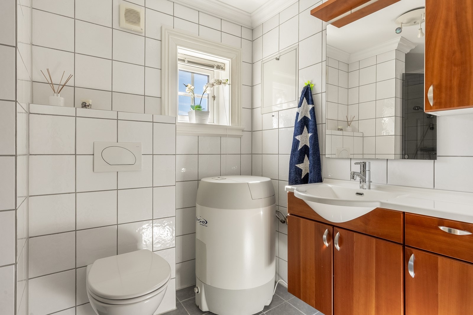 Baderom med vegghengt wc, servantinnredning og dusjhjørne Galleribilde