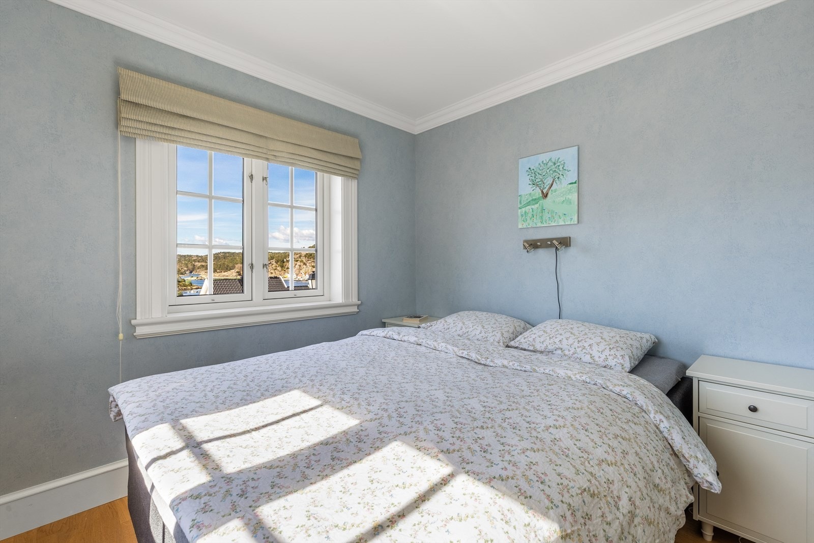 Hovedsoverommet har god plass til dobbeltseng Galleribilde