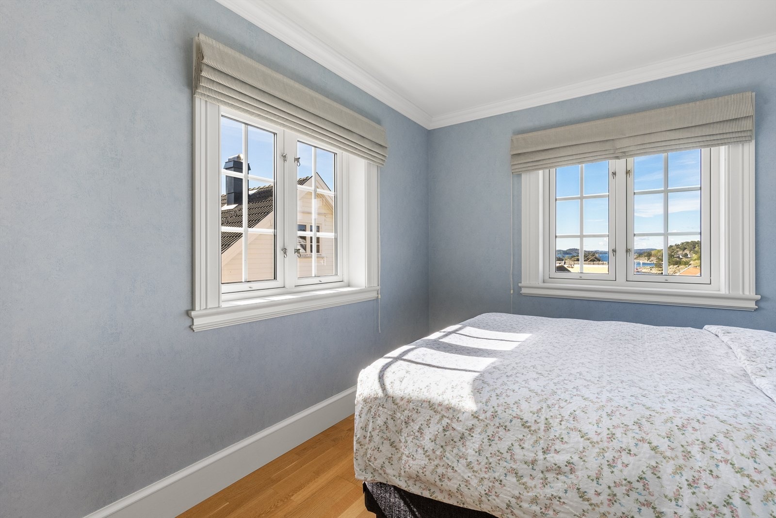 Soverommet oppleves som lyst på grunn av vinduer i to himmelretninger Galleribilde