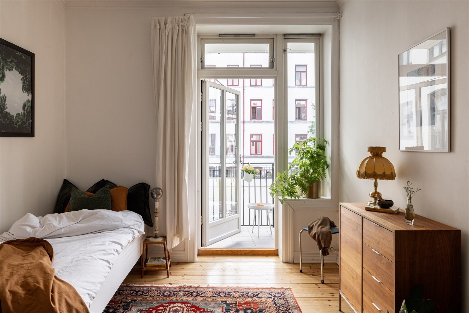 Romslig hovedsoverom med plass til dobbeltseng, nattbord og garderobeskap Galleribilde