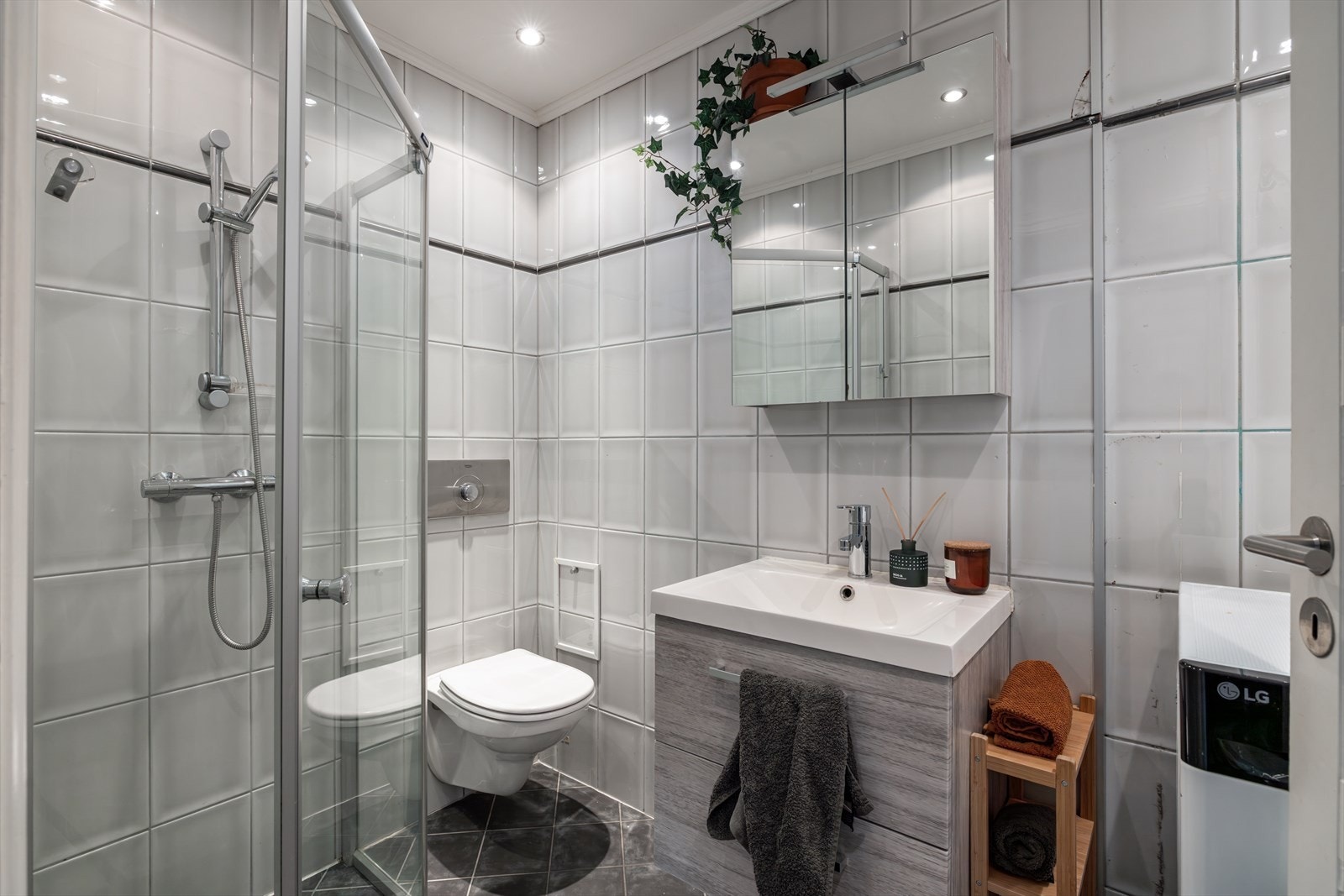 Flislagt baderom med gulvvarme og fin størrelse. Ny baderomsinnredning i 2016. Galleribilde