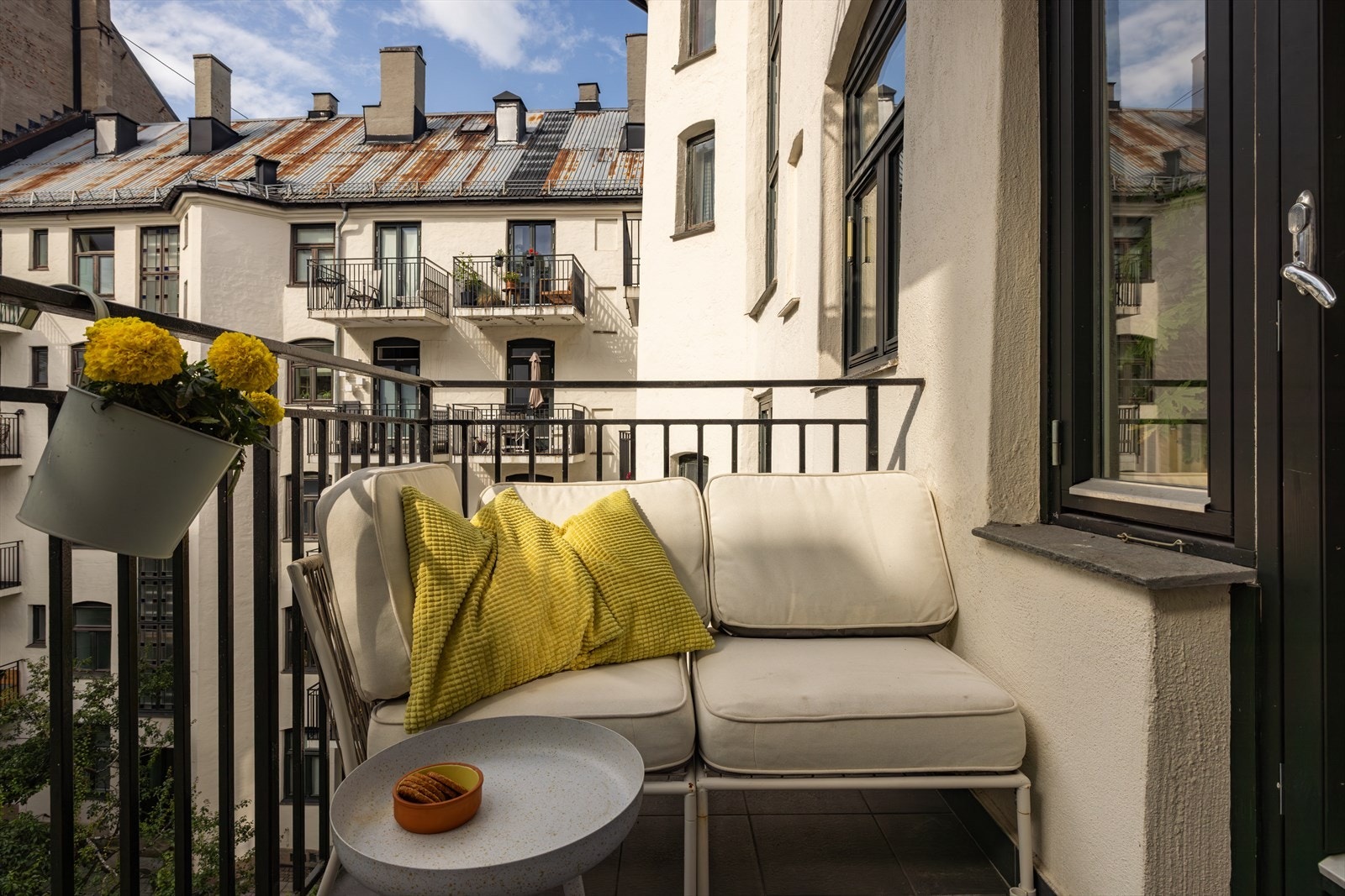 Balkongen vender mot borettslaget flotte bakgård Galleribilde